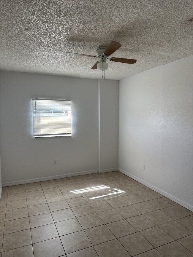 Building Photo - 5 Bedroom, 2 Bathroom Single Family Home F...