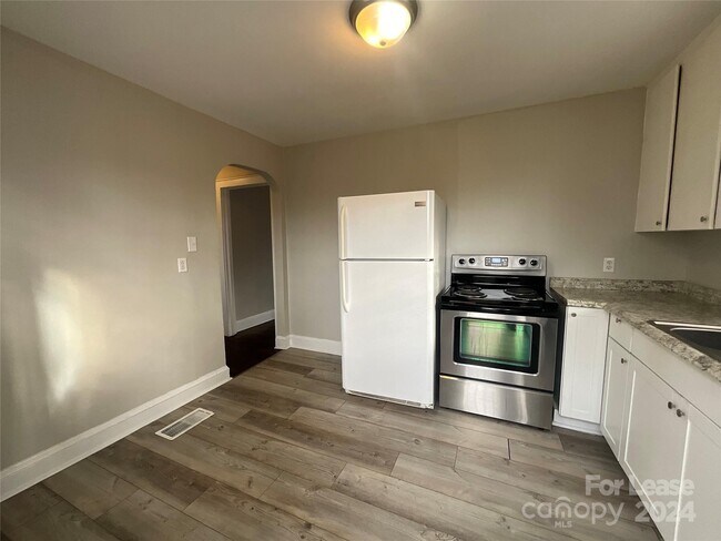 Building Photo - 1713 Younger Ave