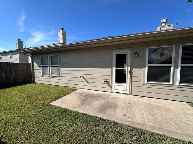 Building Photo - 2303 Summit Meadow Dr