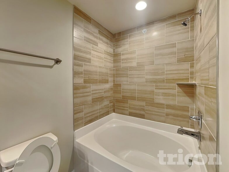 Building Photo - 302 Woodfern Ct