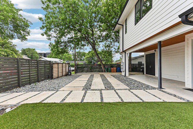 Building Photo - 2313 Oak Crest Ave