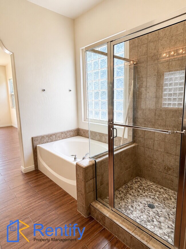 Building Photo - 4 bed, 2.5 bath home in NW Bakersfield - Gardener included