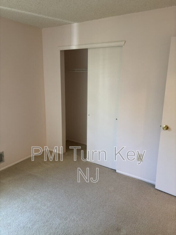 Building Photo - 133 Tulip Ln