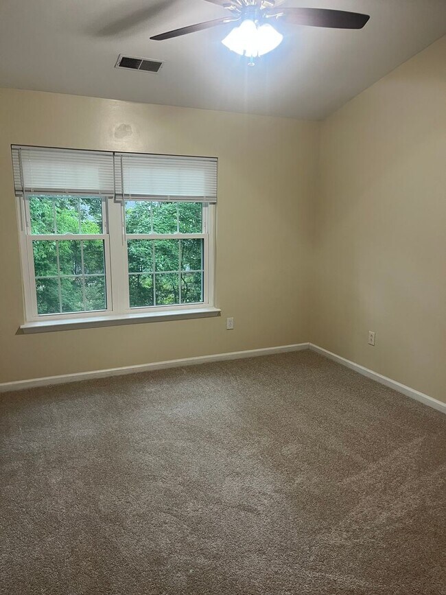 Building Photo - Available now. Grat 3BR/2.5 BA Townhome in Oak Bluff!