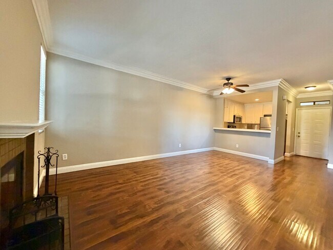 Building Photo - Great One Bedroom in the heart of Mission Valley! Parking and Laundry!