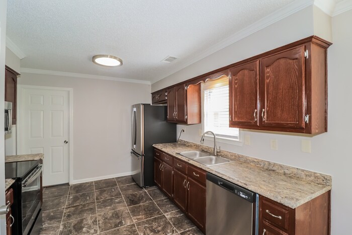 Building Photo - 2125 Oak Springs Dr