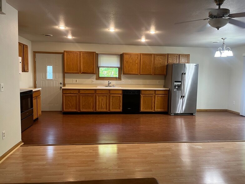 Building Photo - 442 N Parker Dr