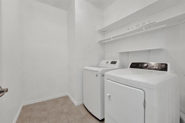 Building Photo - MOVE-IN SPECIAL! Enjoy $500 OFF your first full month’s rent when you move in on or before August...