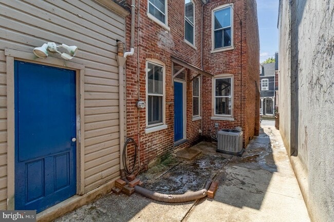 Building Photo - 549 Spruce St