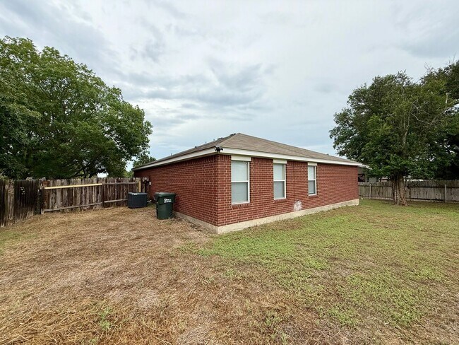 Building Photo - Beautiful 3 bedroom, 2 bathroom home in th...