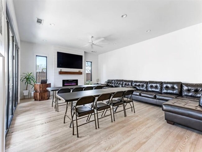 Building Photo - 379 Enota Pl SW