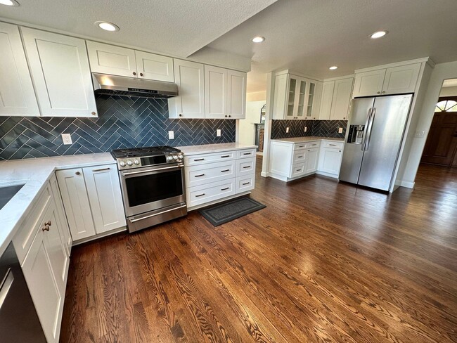 Building Photo - Stunning large 3 bedroom home in West Aubu...