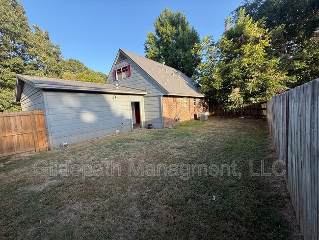 Building Photo - 1501 Broadmoor Rd