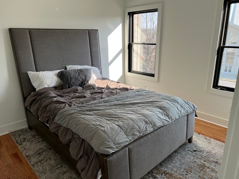 Master bedroom with walkin closet & double windows - 1258 1st Ave S