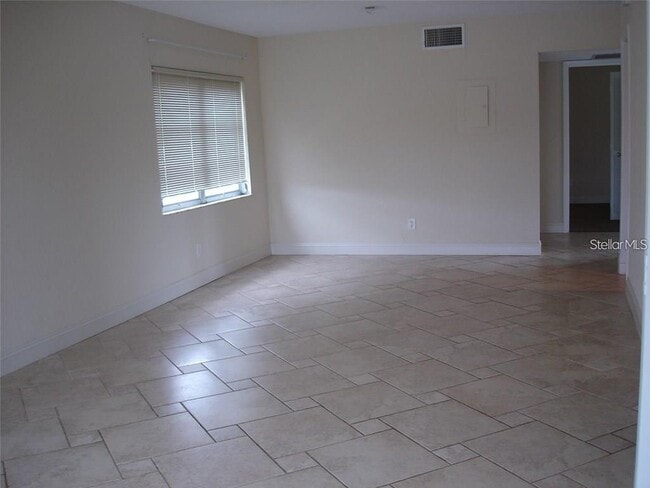 Building Photo - 7211 W Country Club Dr N