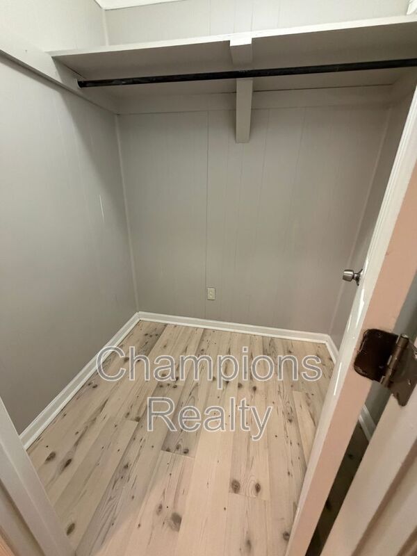 Building Photo - 403 46th St