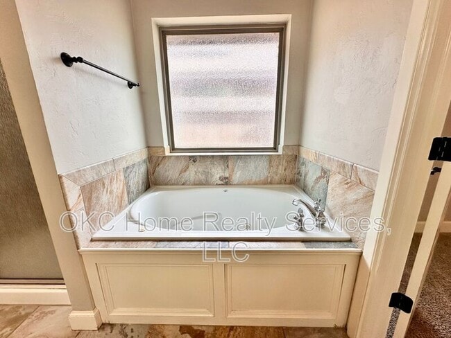 Building Photo - 2412 SE 92nd Terrace