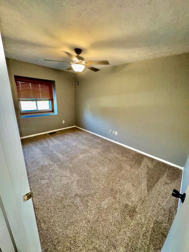 Building Photo - Updated 3-Bedroom Home Near Standing Bear Lake