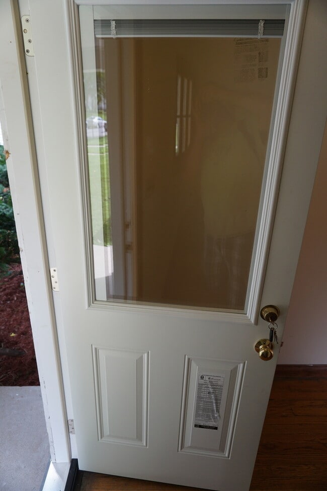 Building Photo - 4 bedroom 1 1/2 bath single family house with yard.