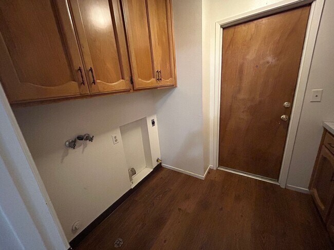 Building Photo - 1846 N Selina Ct