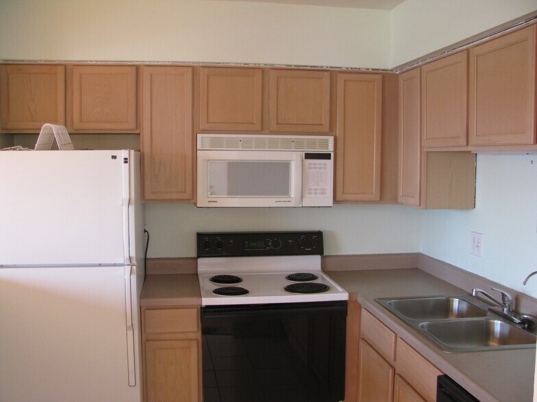 Building Photo - 985 S Court of Shorewood