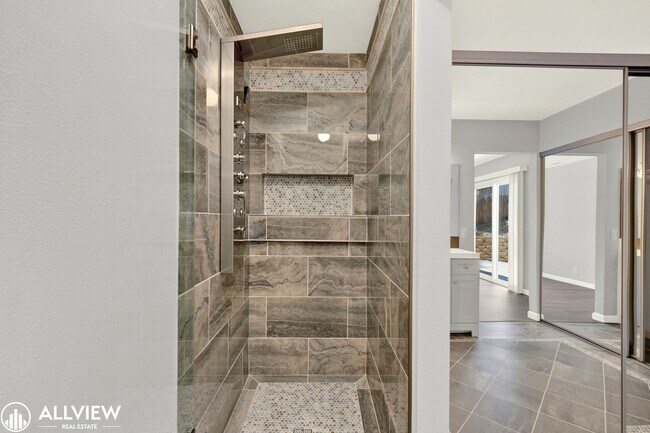 Building Photo - Newly Remodeled 4-Bedroom Gem with Spaciou...