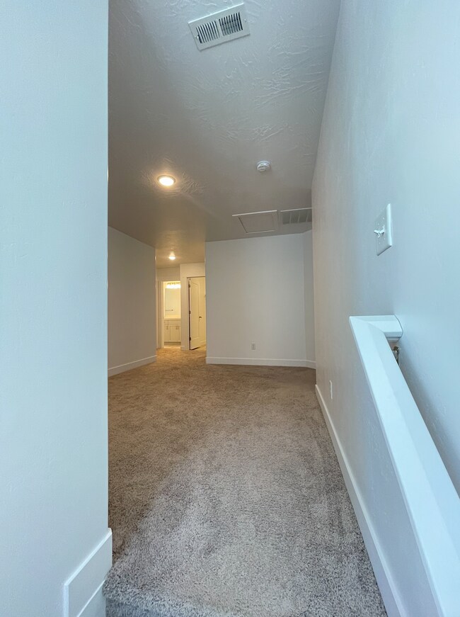 Building Photo - 4772 Silver Ridge Rd