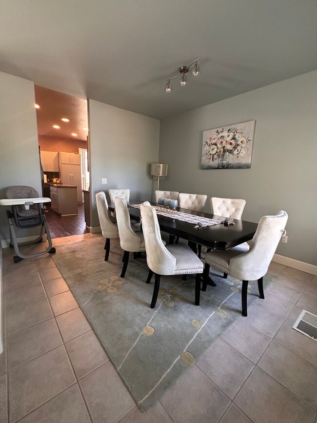 Building Photo - Beautiful Golf Course Home Located on a Cul de Sac