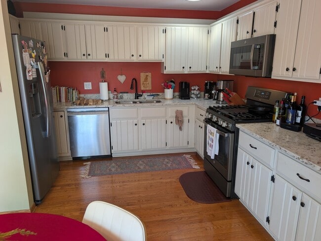 Building Photo - 607 Tamarack Dr W