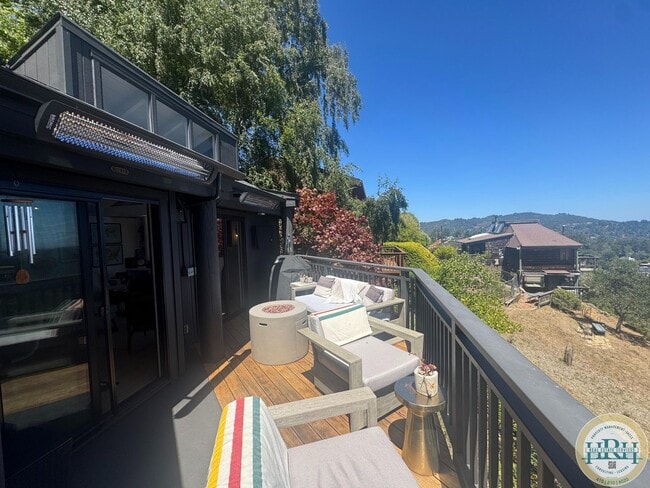 Building Photo - Tranquil & Sun Drenched 3BR|3BR in Heart o...