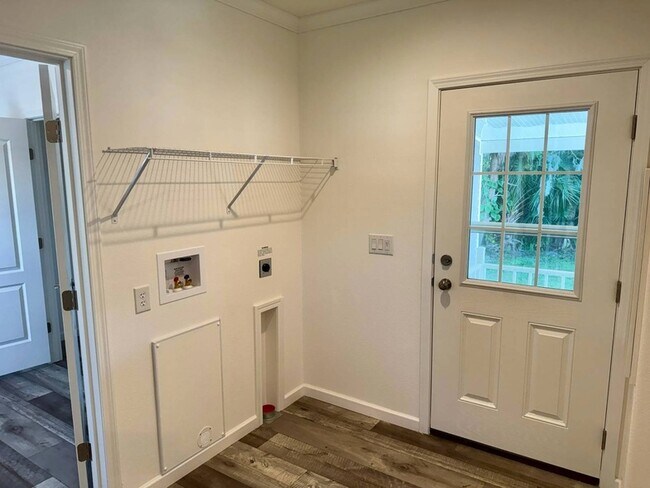 Building Photo - 843 E Colonial Cir