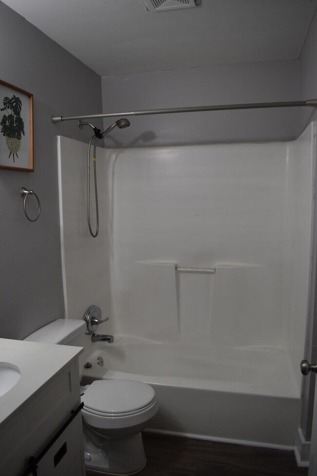 Building Photo - 103 1st St