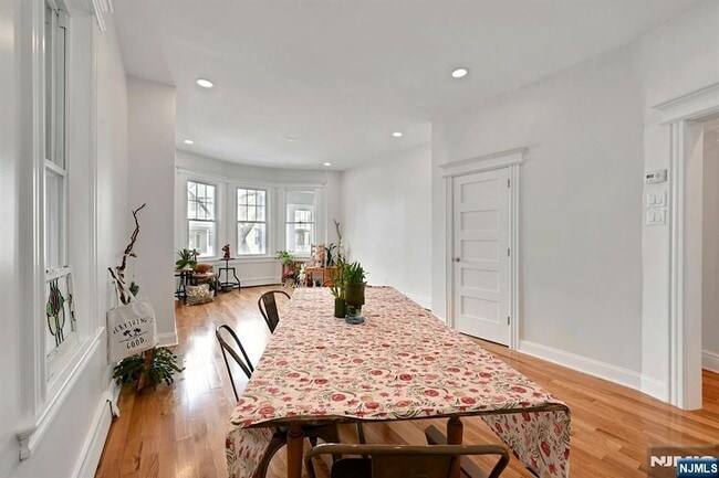 Building Photo - 158 Edgar St