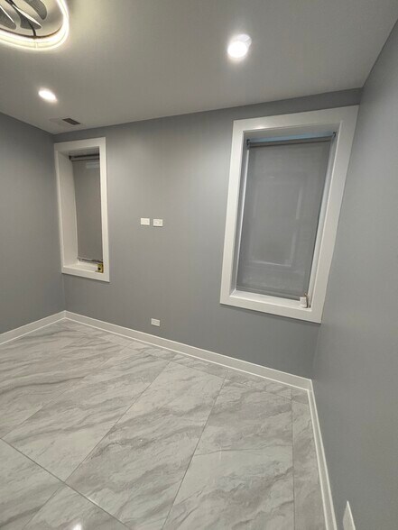 Building Photo - 713 W 19th Pl