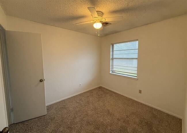 Building Photo - 733 W Perry Dr