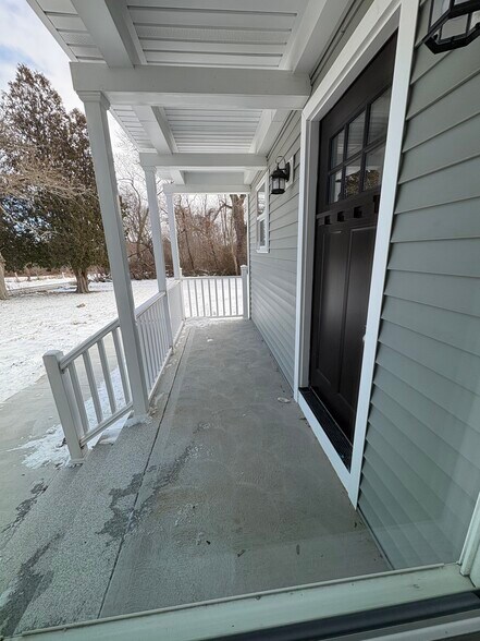 Front Porch - 316 Old Fall River Rd