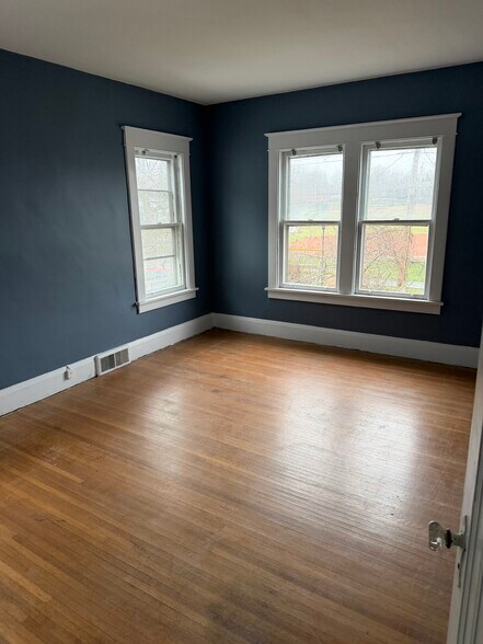 Building Photo - 75 Shoshone St