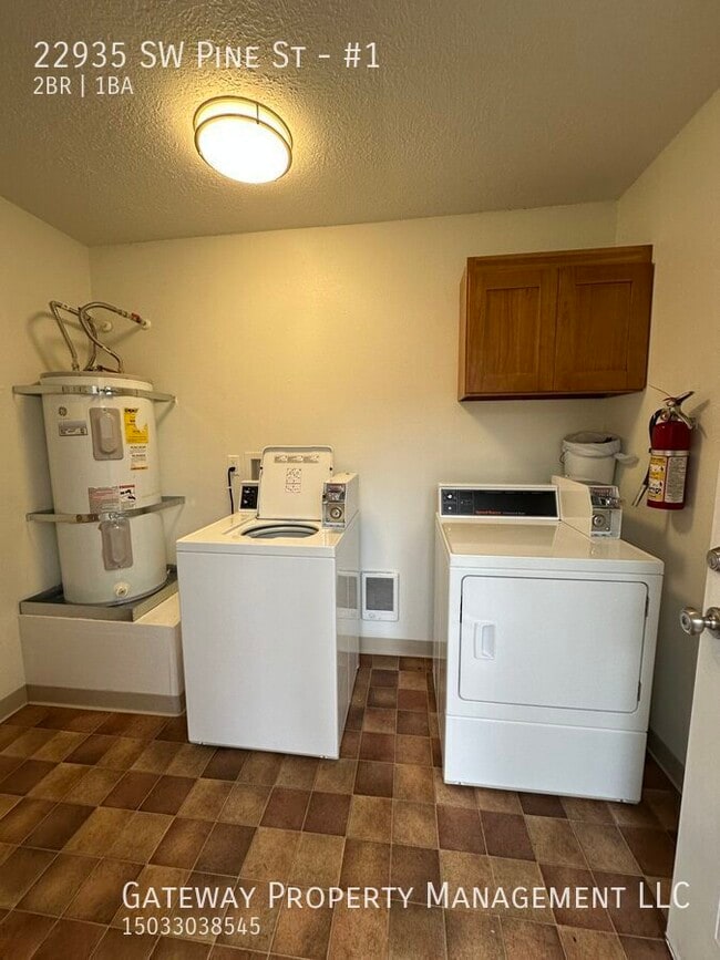 Building Photo - 22935 SW Pine St