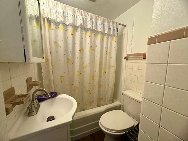 Building Photo - 2 Bedroom 1 Bathroom in Lebanon!