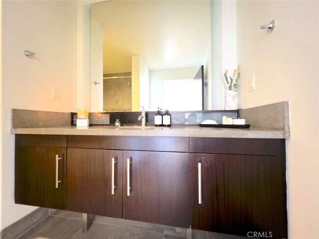 Building Photo - 1100 S Hope St