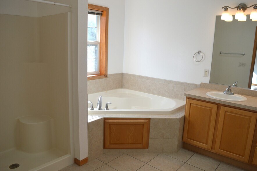 Building Photo - 1709 Carns Dr