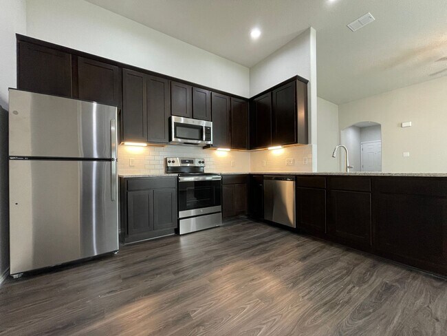 Building Photo - TOWNHOME FOR RENT