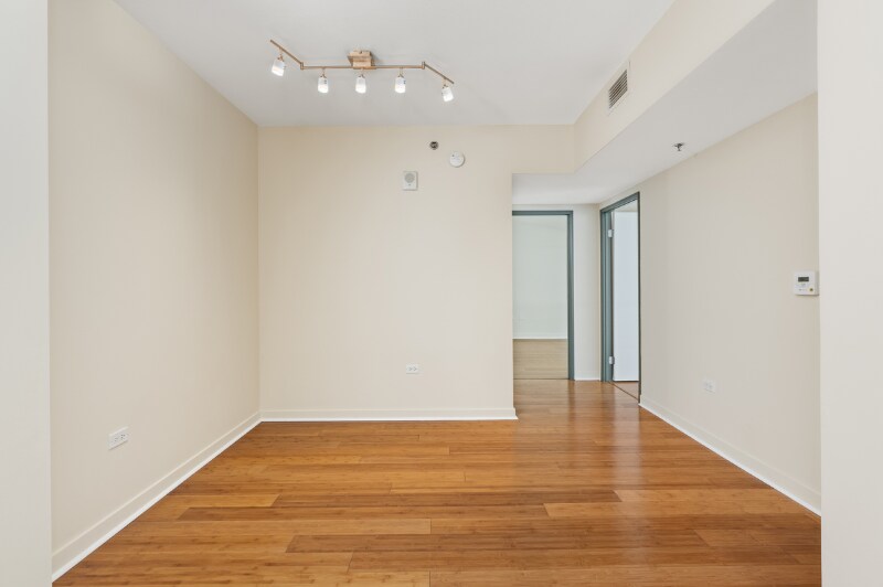 Building Photo - 425 W Beech St