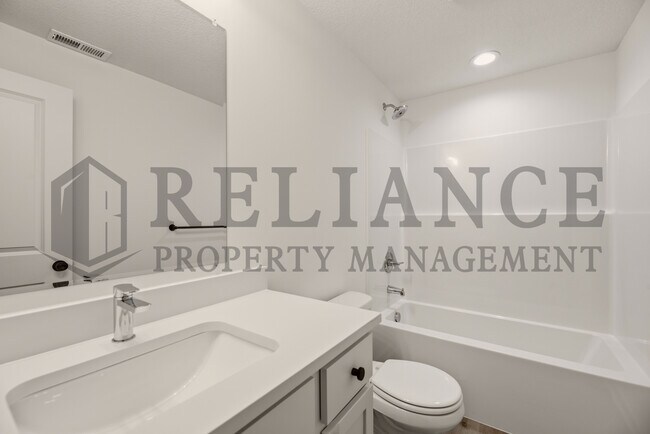 Building Photo - 5241 N Pinecrest Ct