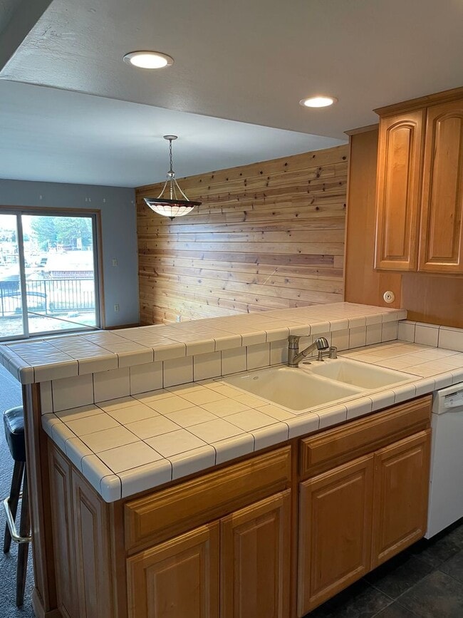 Building Photo - 552 Christie Dr
