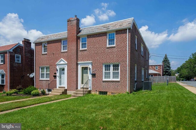 Building Photo - 1701 Sycamore St