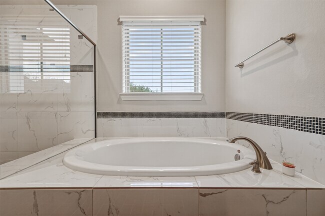 Building Photo - 10917 Upland Park