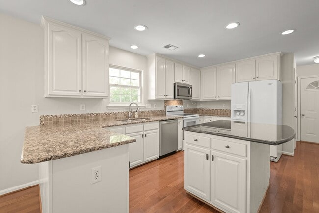 Building Photo - 3 Bedroom w/ 2 car Garage (Landscaping is ...