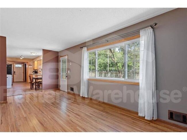 Building Photo - Available 11/1 - very well maintained 4 be...