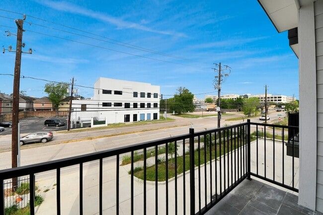 Building Photo - 2426 Ella Blvd